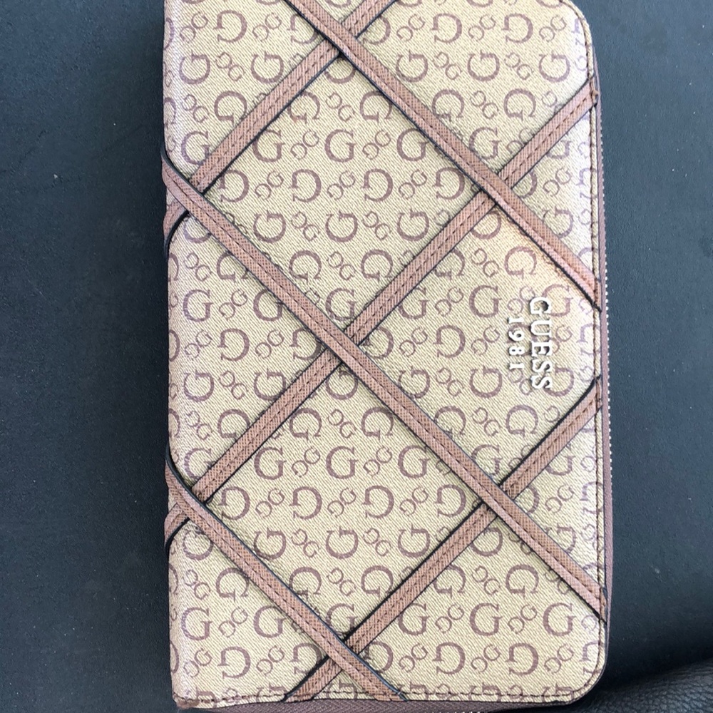 It’s a guess wallet like new